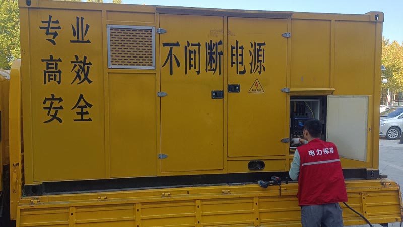 临翔柴油发电机组和UPS电源配合使用时，如何避免切换过程中的电力中断？