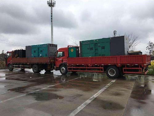 临翔涂抹密封胶后，需要等待多长时间才能安装水冷式机油散热器密封件？